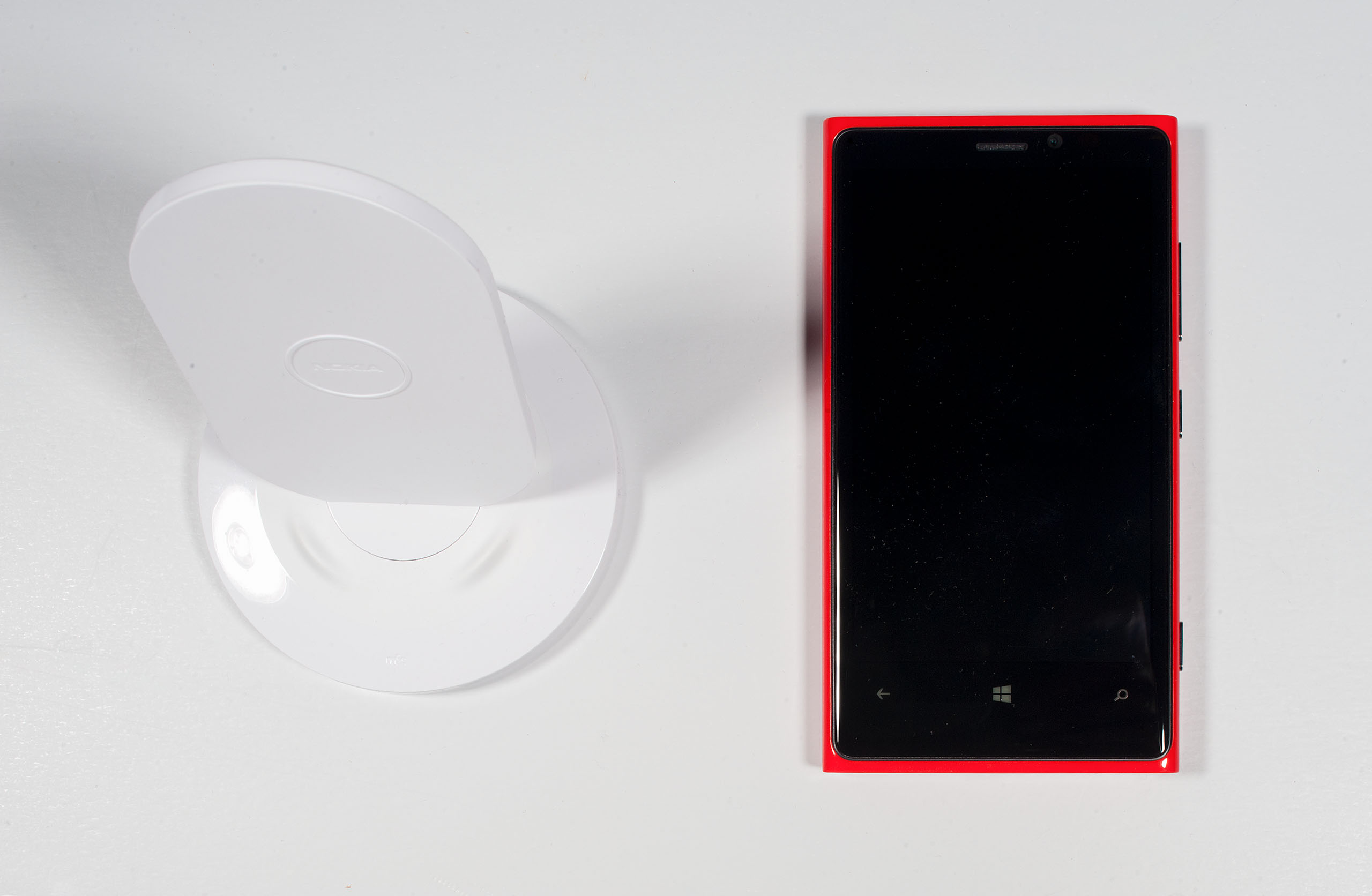 Nokia Lumia 920 ja langaton latausteline.