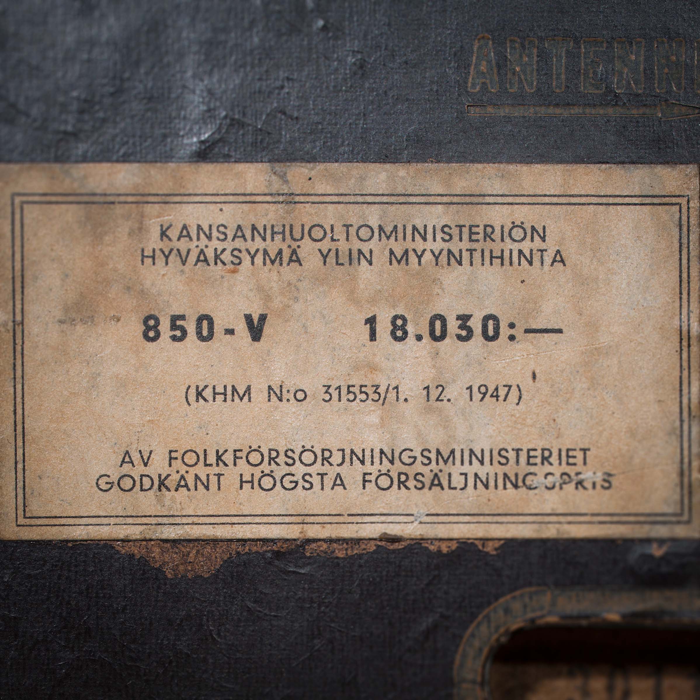 Kansanhuoltoministeriön hyväksymä ylin myyntihinta Salora 850-radion takapaneelissa